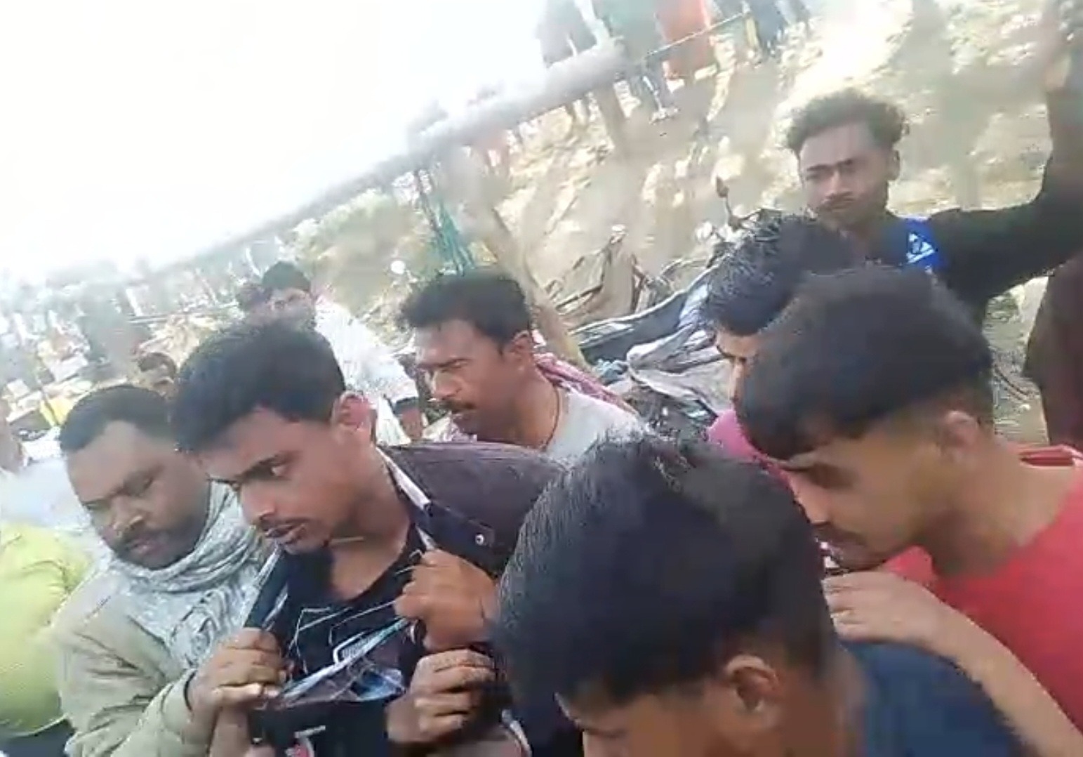 गोपालगंज में ‘कोढ़ा गैंग’ का शिकारी खुद बना शिकार: बैंक से निकलते ही झपटे 2.5 लाख, पब्लिक ने दौड़ाकर दबोचा; झाड़ी से पिस्टल बरामद