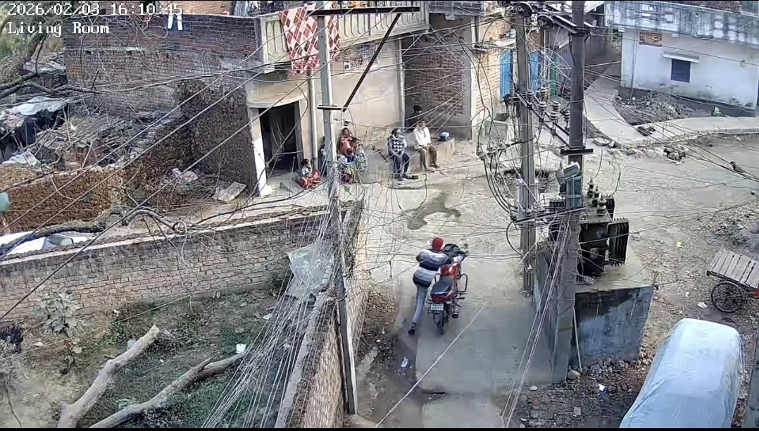 नवादा में गजब की चोरी: स्टार्ट नहीं की, पैदल ही ढकेल कर ले गया बाइक; CCTV में दिखा चोर, पीछे चल रहा था साथी