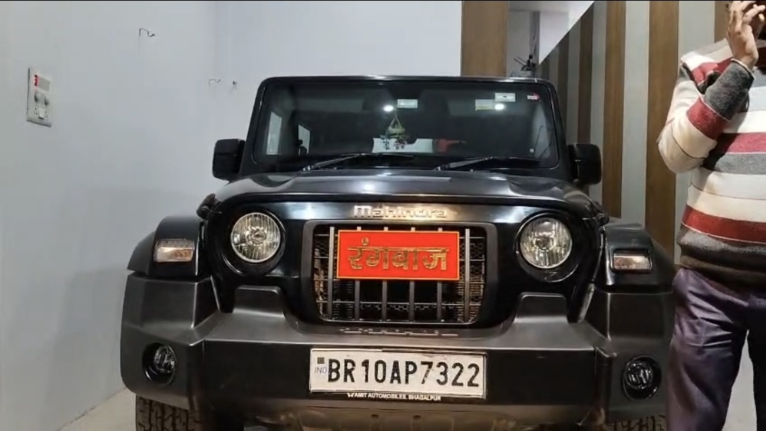 भागलपुर की सड़कों पर ‘रंगबाज’ वाली थार: नेम प्लेट के खिलाफ अनोखा विरोध; बोले- ‘जब तक सबका नहीं हटता, हमारा भी रहेगा’