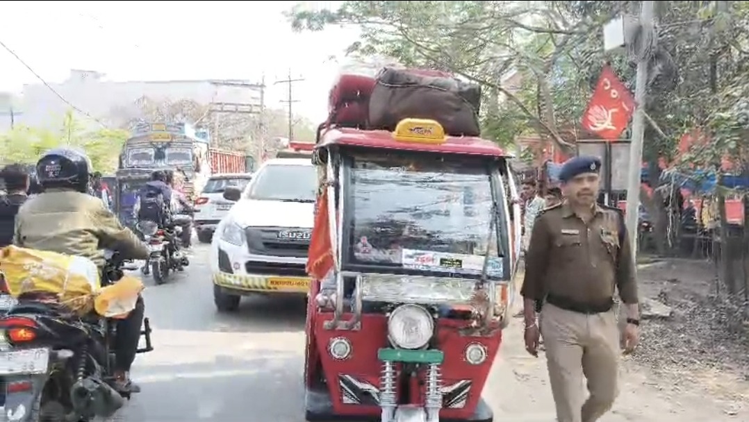 शेखपुरा में थमी शहर की रफ्तार: 50 रुपये ‘बैरियर शुल्क’ और हाईवे पर रोक के खिलाफ 4000 ई-रिक्शा चालकों की हड़ताल; यात्री हुए बेहाल