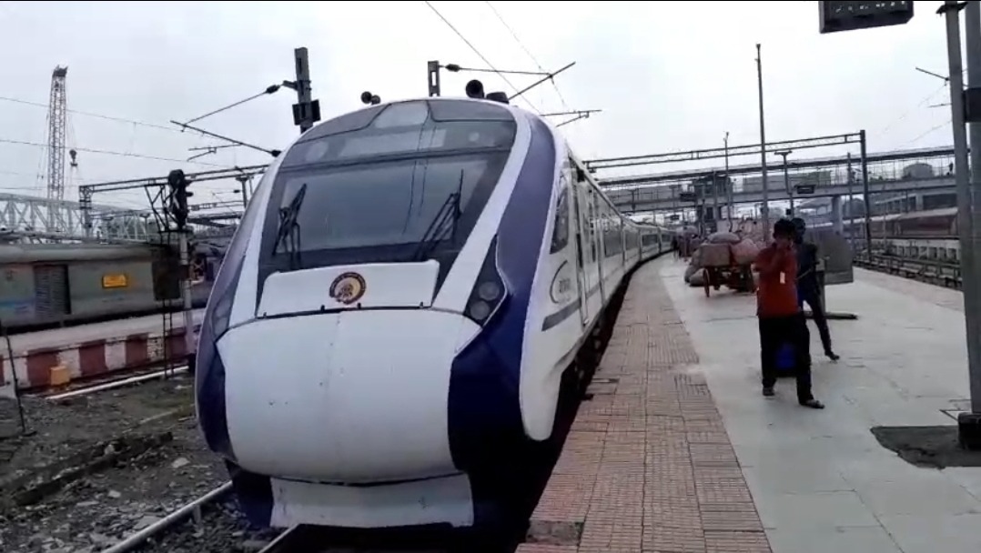 मुजफ्फरपुर में वंदे भारत पर फिर पथराव: गोरखपुर-पाटलिपुत्र एक्सप्रेस की खिड़की का शीशा टूटा; बाल-बाल बचे यात्री