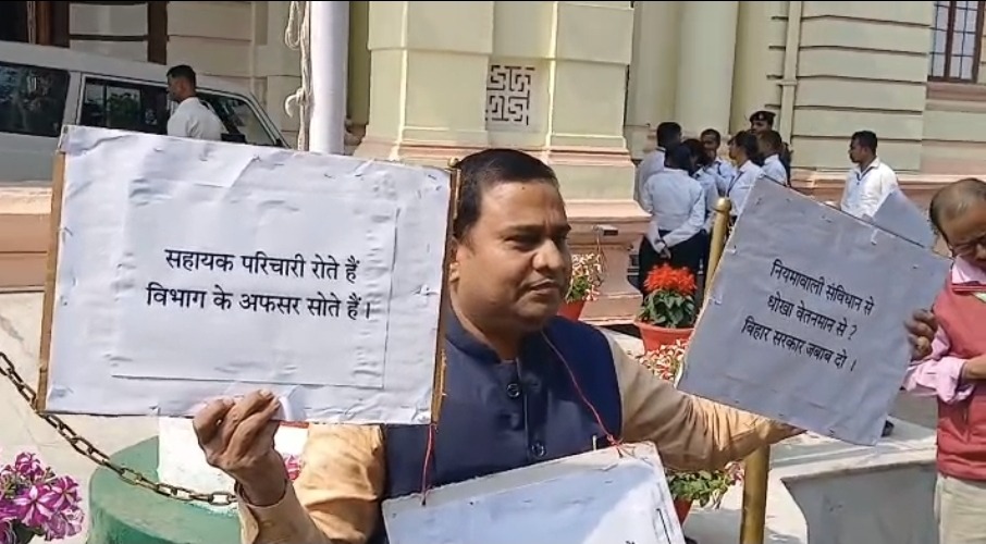 सदन के बाहर निर्दलीय MLC का ‘पोस्टर वार’: गले में तख्ती टांगकर सरकार को घेरा; बोले- ‘सहायक परिचारी रो रहे, अधिकारी सो रहे’