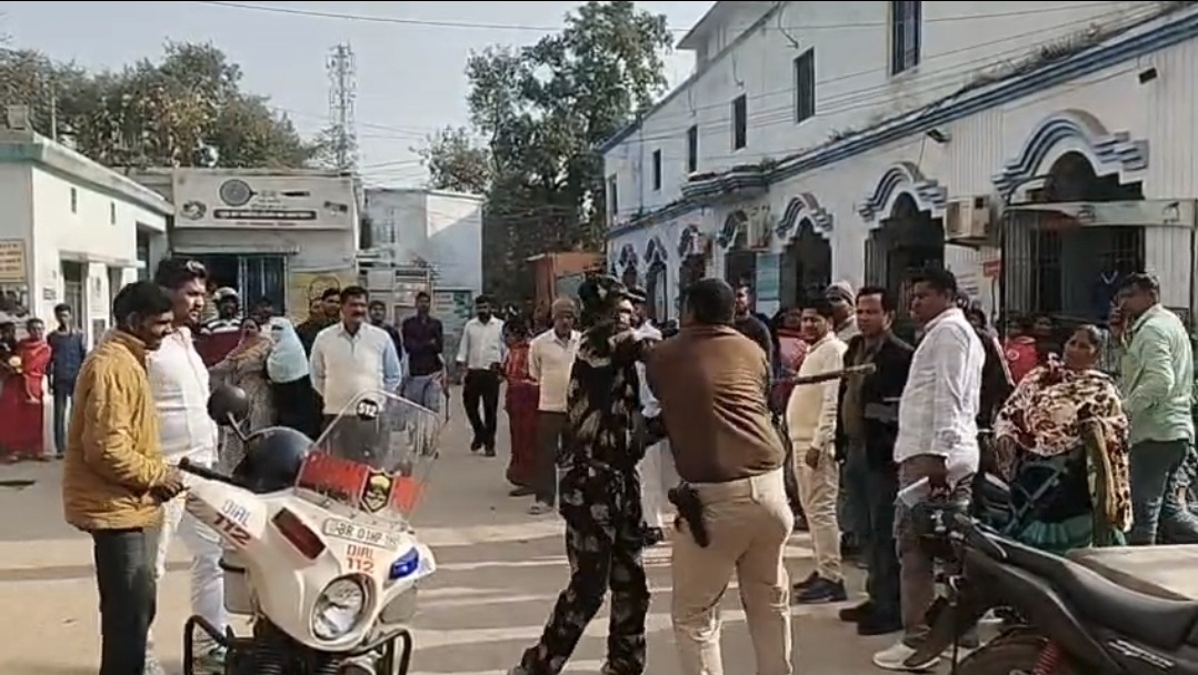 सीवान सदर अस्पताल में ‘खाकी’ और ‘गार्ड’ में भिड़ंत: डायल 112 के सिपाही और सुरक्षाकर्मी के बीच जमकर चले लात-घूंसे; वीडियो वायरल