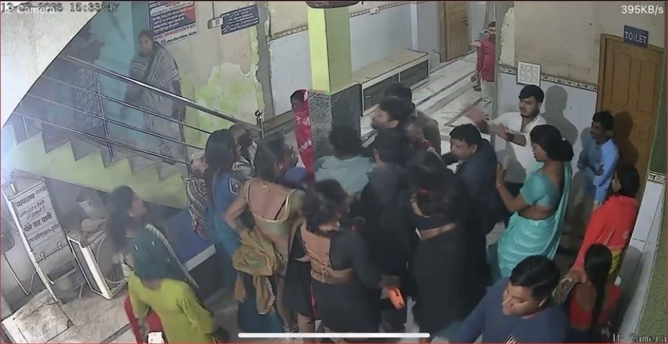 नालंदा में होली का ‘नेक’ मांगना पड़ा भारी: किन्नरों और क्लिनिक स्टाफ में ईंट-कुर्सी से महासंग्राम; 2:47 मिनट का LIVE वीडियो आया सामने