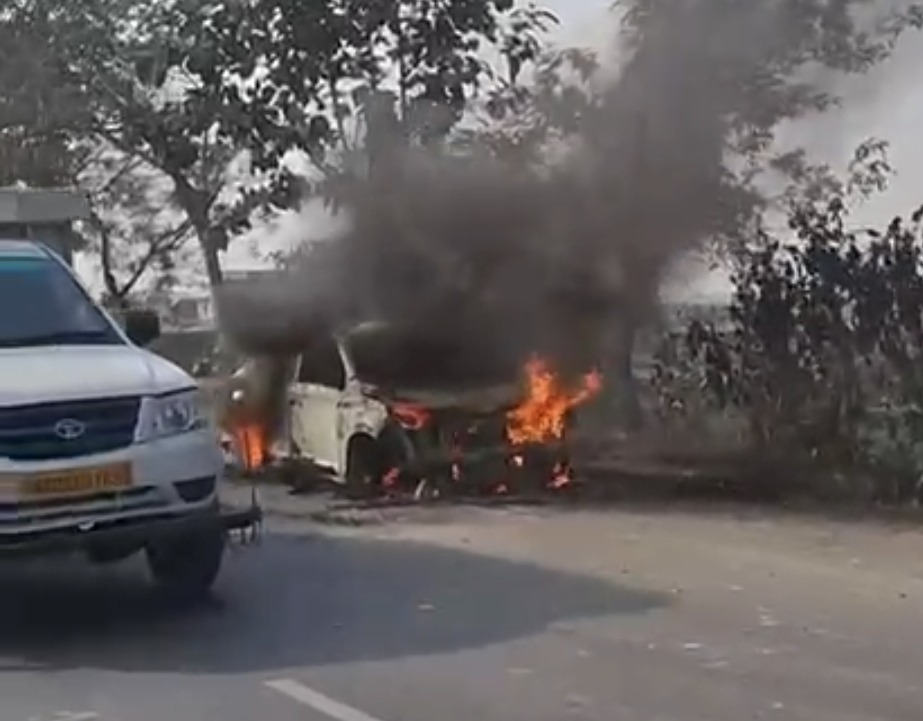 बेतिया-मोतिहारी NH पर धू-धू कर जली चलती कार: 2 लोग झुलसे; ग्रामीणों ने देवदूत बनकर बचाई जान