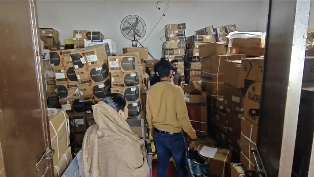 जहानाबाद में इलेक्ट्रिक गोदाम से 5 लाख की चोरी: CCTV में कैद हुई करतूत; ताला तोड़कर डीवीआर भी ले गए चोर