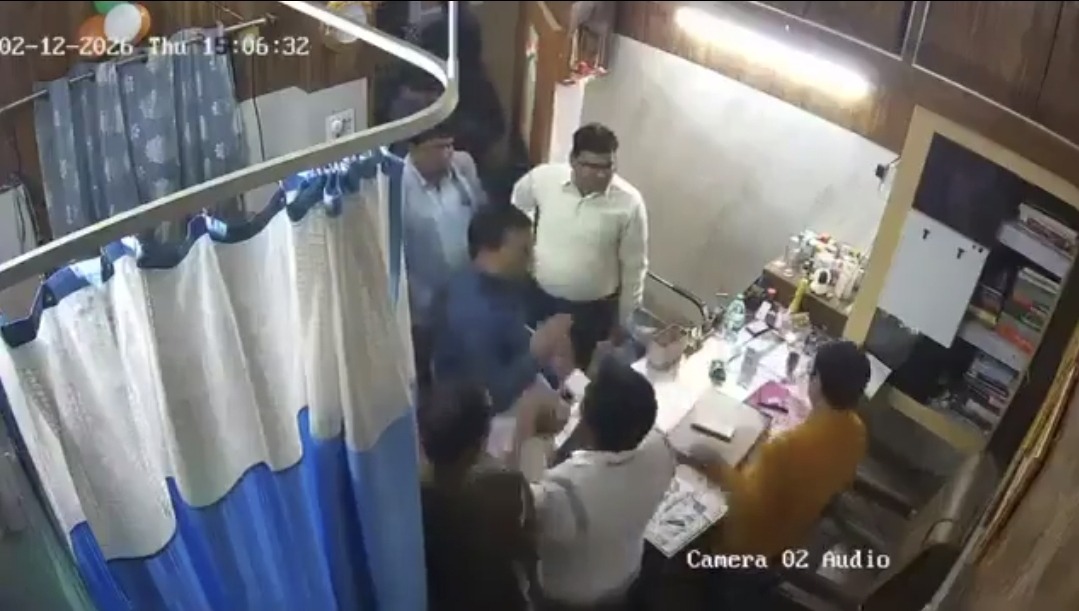 अररिया में ‘थप्पड़ कांड’ से बवाल: ADM ने डॉक्टर को जड़ा, भड़के समर्थकों ने जांच टीम को बनाया बंधक; जिले भर के प्राइवेट डॉक्टर हड़ताल पर