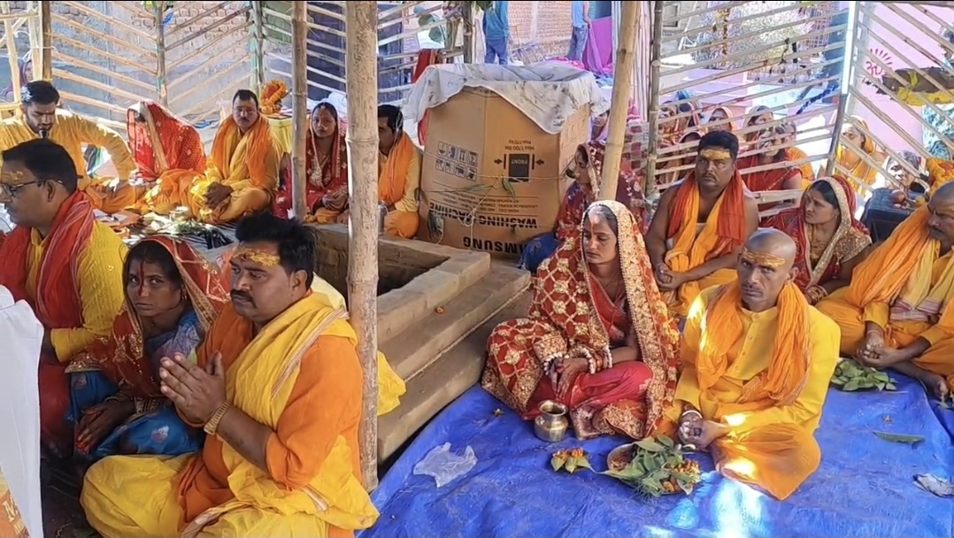 नाथनगर में शिव-शक्ति की आराधना: बेलखुरिया के धागड़ बाबा मंदिर में शिव-पार्वती प्राण प्रतिष्ठा; ग्रामीणों के सहयोग से संवर गया पुराना मंदिर