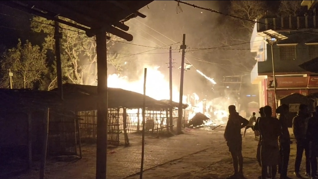 भागलपुर में दहला सधुआ बाजार: कटरिया स्टेशन के पास दुकानों में लगी भीषण आग; सिलेंडर ब्लास्ट से गूंजा इलाका, बाल-बाल बचा ट्रांसफार्मर