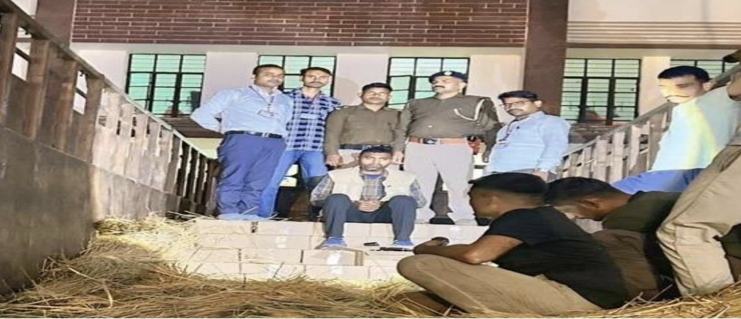 भागलपुर में शराब की बड़ी खेप जब्त: पुआल के नीचे मिली 34 लाख की ‘विदेशी शराब’; झारखंड से मुंगेर जा रहा था ट्रक, चालक सुबोध गिरफ्तार
