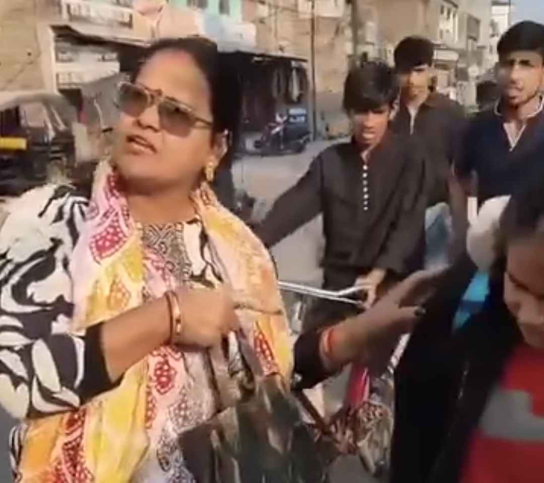 मुजफ्फरपुर में ममता शर्मसार: मासूम के बैग में ईंट भरकर सड़क पर पीटा; रोती रही बच्ची