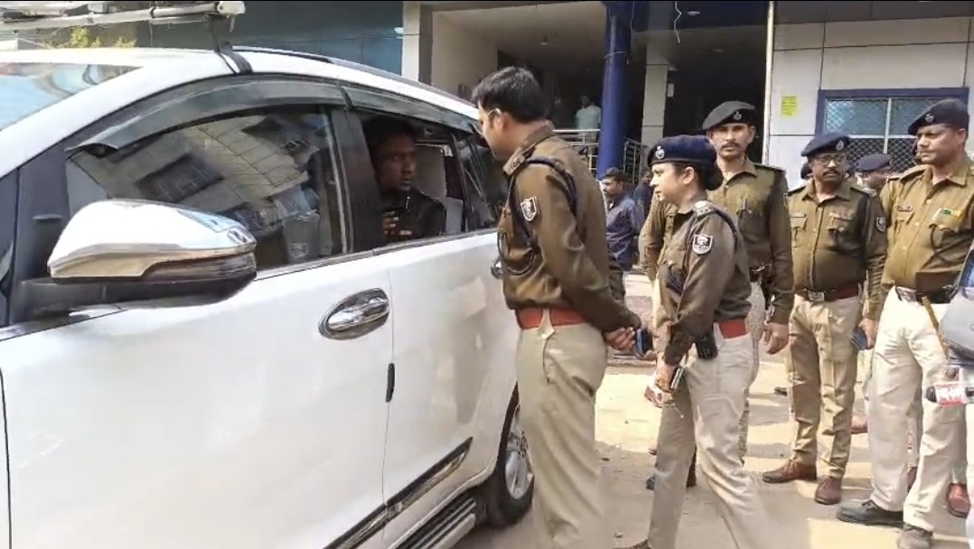 मुजफ्फरपुर: पुलिस टीम पर फायरिंग, ASI को लगी गोली; जवाबी कार्रवाई में कुख्यात पप्पू सहनी भी घायल, DIG-SSP मौके पर