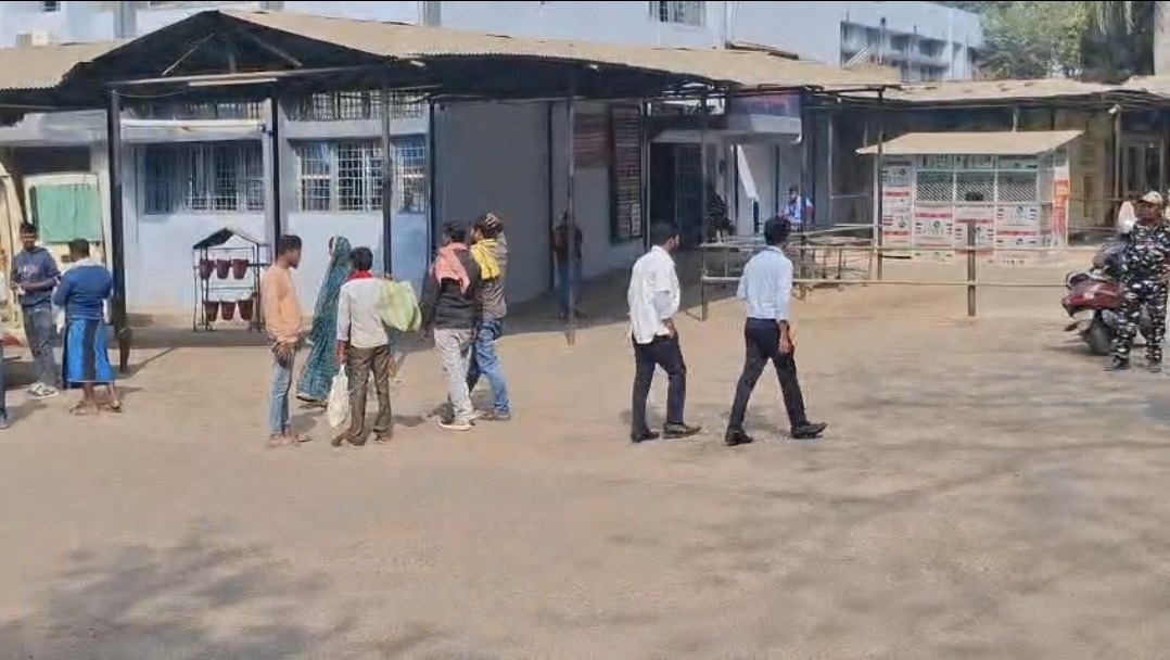 मधेपुरा में खौफनाक वारदात: सड़क किनारे सो रहे पंजाब के जड़ी-बूटी विक्रेताओं पर जानलेवा हमला; एक ही परिवार के तीन लोग लहूलुहान, मायागंज रेफर