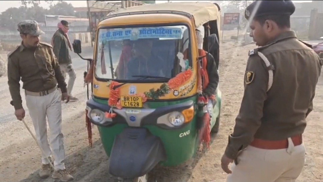 बिहार पुलिस का शराब माफियाओं पर कड़ा प्रहार: सुल्तानगंज में 1000 लीटर कच्ची शराब नष्ट, मिर्जाचौकी में महिलाओं समेत 4 गिरफ्तार 1 बिहार पुलिस का शराब माफियाओं पर कड़ा प्रहार: सुल्तानगंज में 1000 लीटर कच्ची शराब नष्ट, मिर्जाचौकी में महिलाओं समेत 4 गिरफ्तार