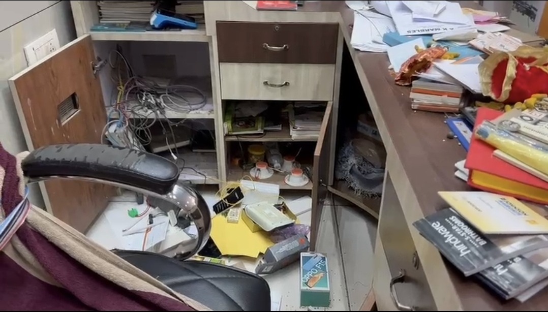 नवादा: AK मार्बल शोरूम में शातिर चोरों का तांडव; कैश के साथ CCTV की हार्ड डिस्क भी ले उड़े, पुलिस के सामने बड़ी चुनौती