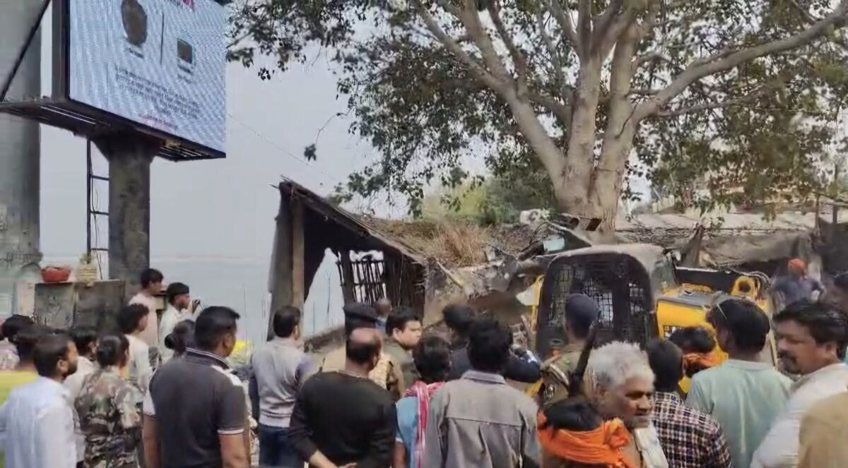 कहलगांव में अतिक्रमण पर गरजा प्रशासन का बुलडोजर: हाट रोड से एलसीटी घाट तक हटाए गए अवैध कब्जे; एसडीओ की सख्त चेतावनी 1 कहलगांव में अतिक्रमण पर गरजा प्रशासन का बुलडोजर: हाट रोड से एलसीटी घाट तक हटाए गए अवैध कब्जे; एसडीओ की सख्त चेतावनी