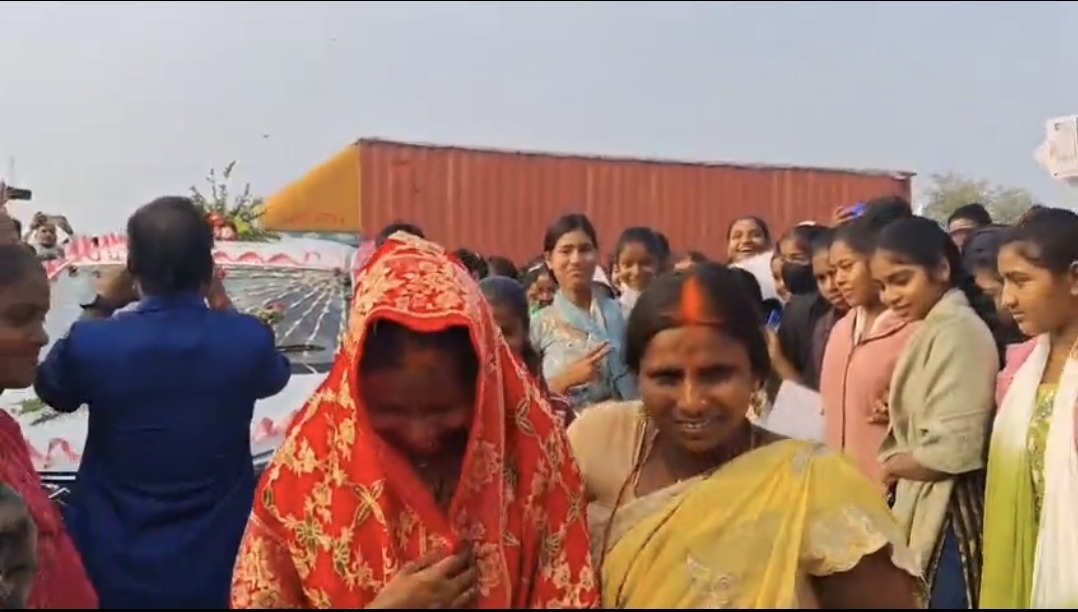 जज्बे को सलाम: विदाई के बाद ससुराल के बदले सीधे परीक्षा केंद्र पहुंची दुल्हन, पति ने बाहर खड़े होकर किया 3 घंटे इंतजार