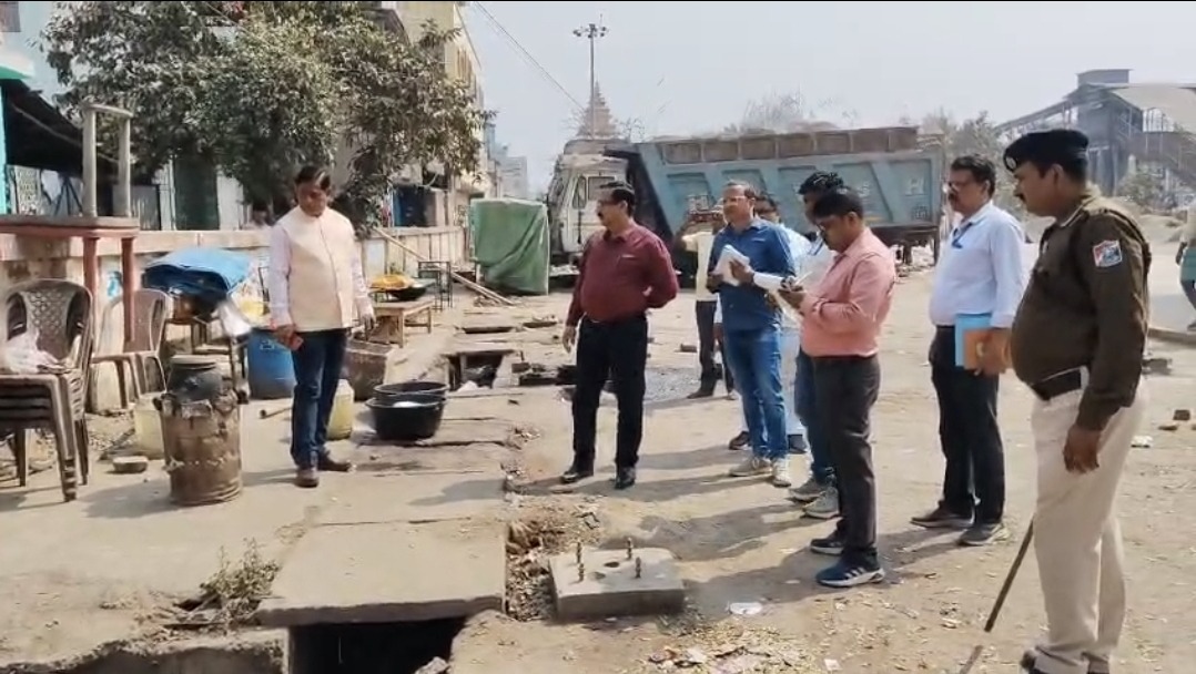 सबौर रेलवे स्टेशन पर CCPM का छापा: गंदगी देख भड़के अधिकारी, लिफ्ट बंद होने और बेतरतीब खड़े ट्रकों पर दी कड़ी चेतावनी