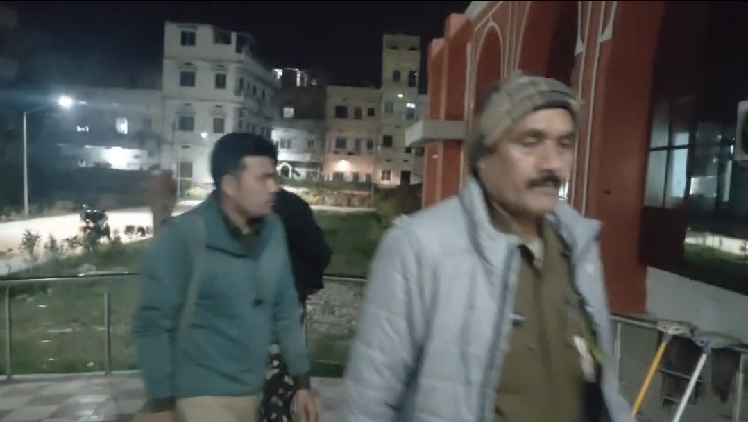 बाढ़ में खूनी खेल: दो गुटों में ताबड़तोड़ फायरिंग, घर से बाहर निकले शख्स की आंख में लगी गोली; PMCH रेफर