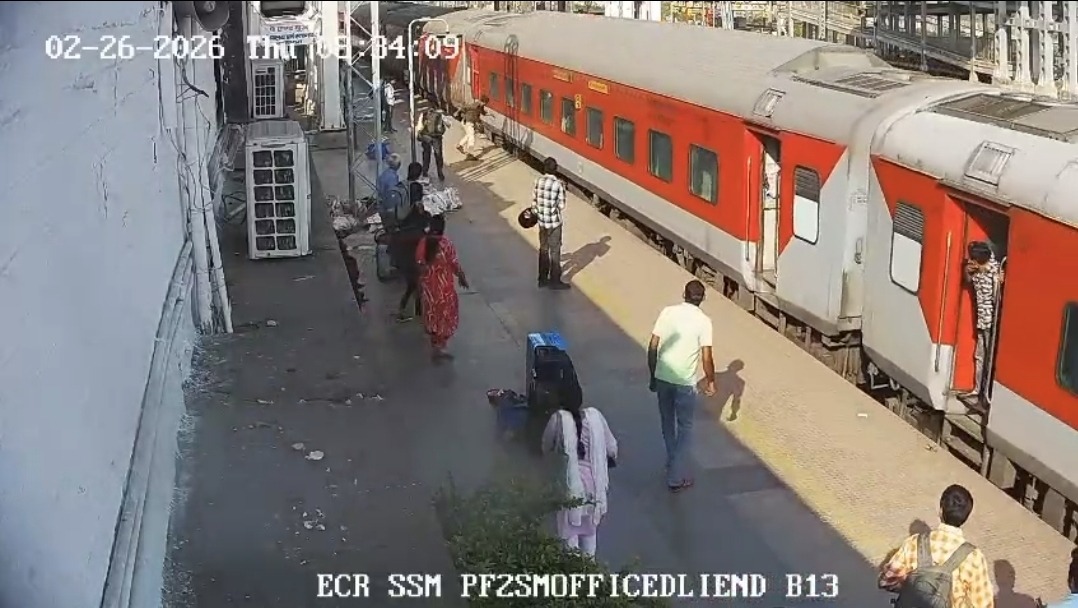 सासाराम स्टेशन पर ‘देवदूत’ बना RPF जवान: चलती ट्रेन में चढ़ने के चक्कर में मौत के गैप में गिरा यात्री; ASI ने जान पर खेलकर बचाई जान, वीडियो वायरल