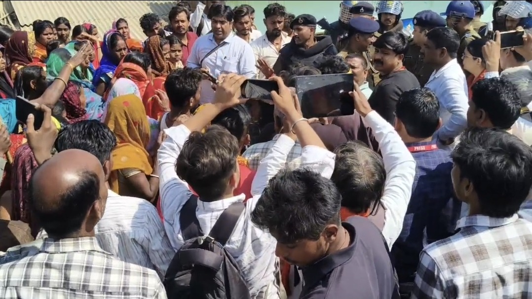 कैमूर में ‘बेल’ का जश्न बना ‘जंग का मैदान’: नर्तकी के डांस और शराब पार्टी में पहुंची पुलिस पर फायरिंग; जवाबी कार्रवाई में चली गोलियां, 6 घंटे से सड़क जाम