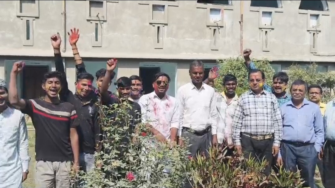 छात्र राजद ने मनाया होली मिलन समारोह; प्राचार्य ने छात्रों को दिया ‘गुलाल’