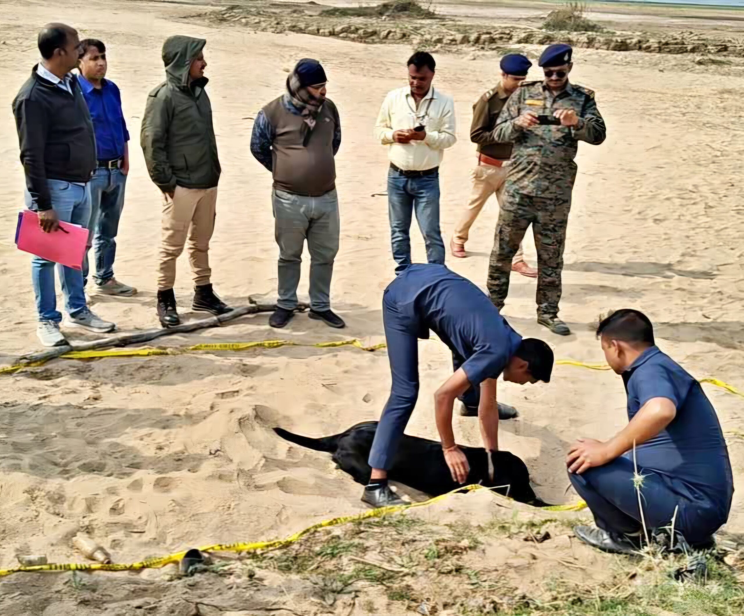 गया में फल्गु नदी किनारे जमीन में दफन मिला महिला का शव.. जानवरों ने मिट्टी खोदी तो दिखा हाथ, इलाके में फैली सनसनी