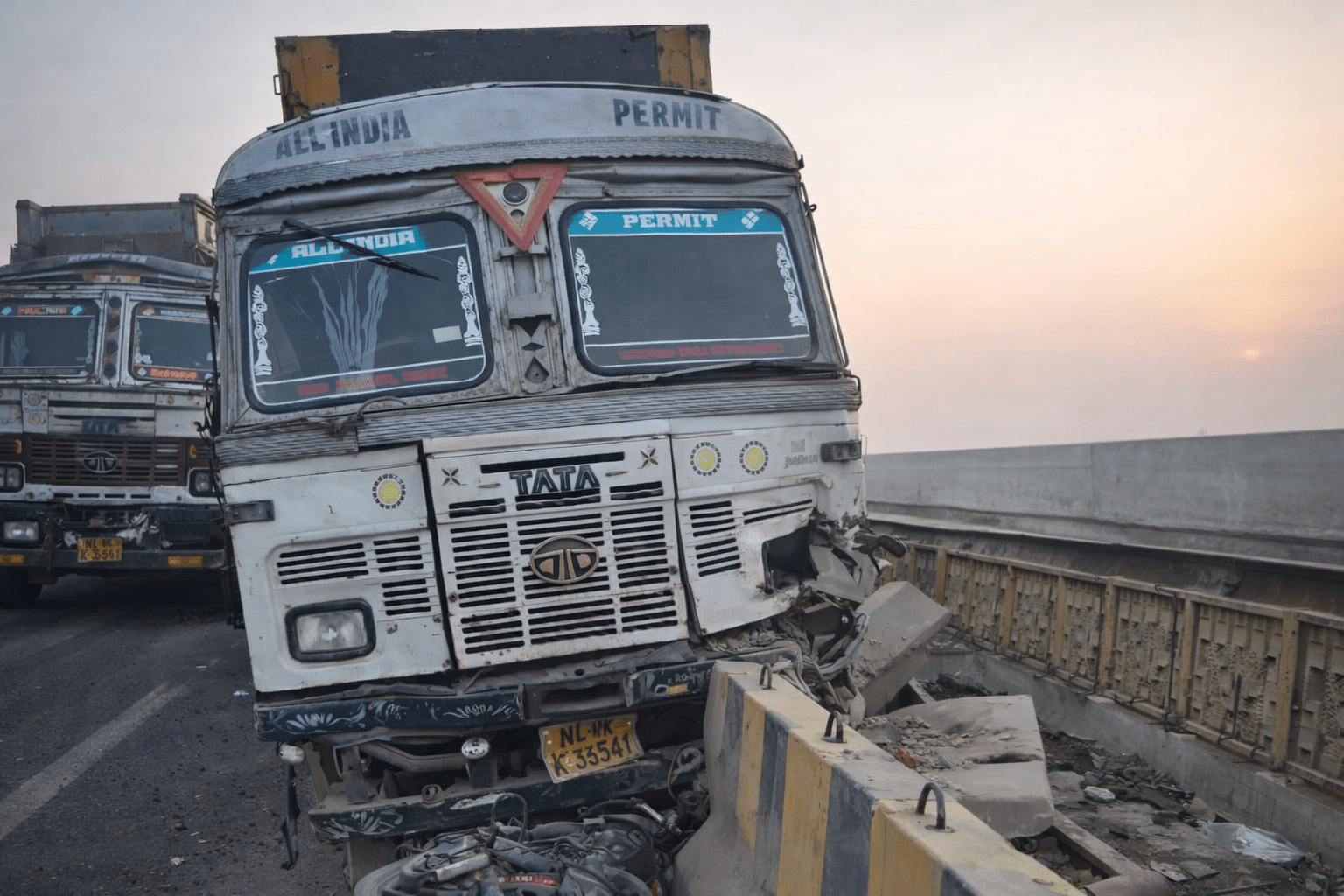 महात्मा गांधी सेतु पर कोहराम: पिलर 46 के पास बेकाबू ट्रक ने बाइक सवार को रौंदा; गायघाट से पुल तक लगा लंबा जाम, NMCH में भर्ती घायल