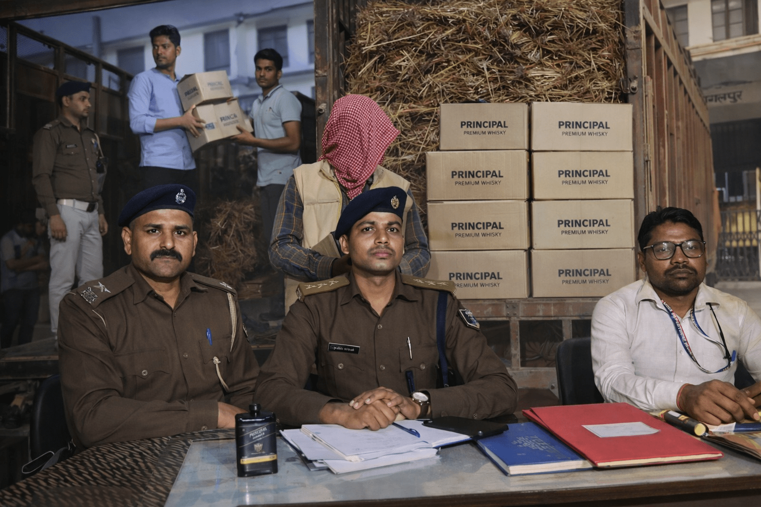 भागलपुर में शराब की बड़ी खेप जब्त: पुआल के नीचे मिली 20 लाख की ‘दारू’; झारखंड से मुंगेर जा रहा था UP नंबर का ट्रक