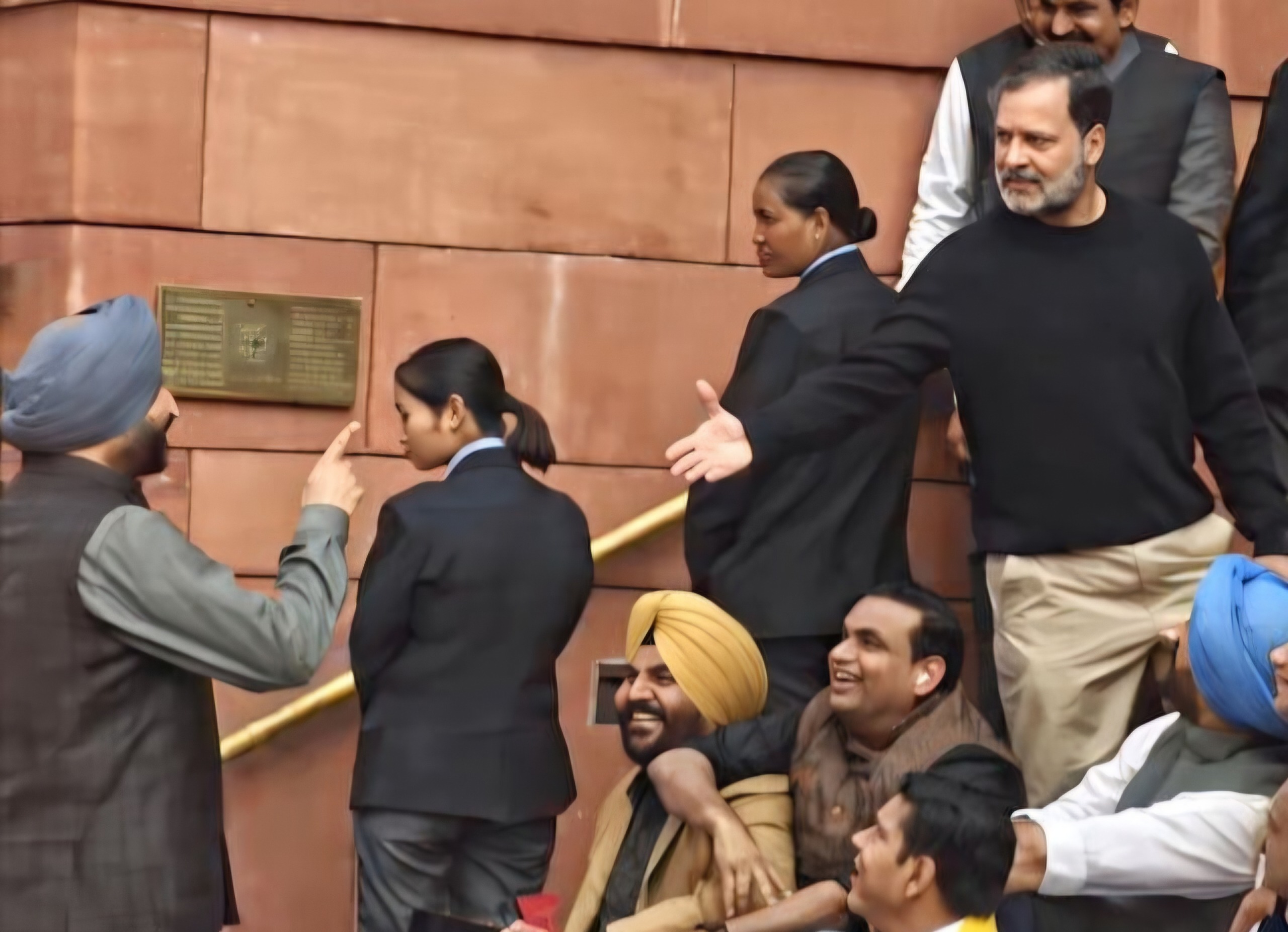 संसद परिसर में गरमा गई सियासत, निलंबित सांसदों के प्रदर्शन के बीच राहुल गांधी और मंत्री रवनीत सिंह बिट्टू में तीखा टकराव