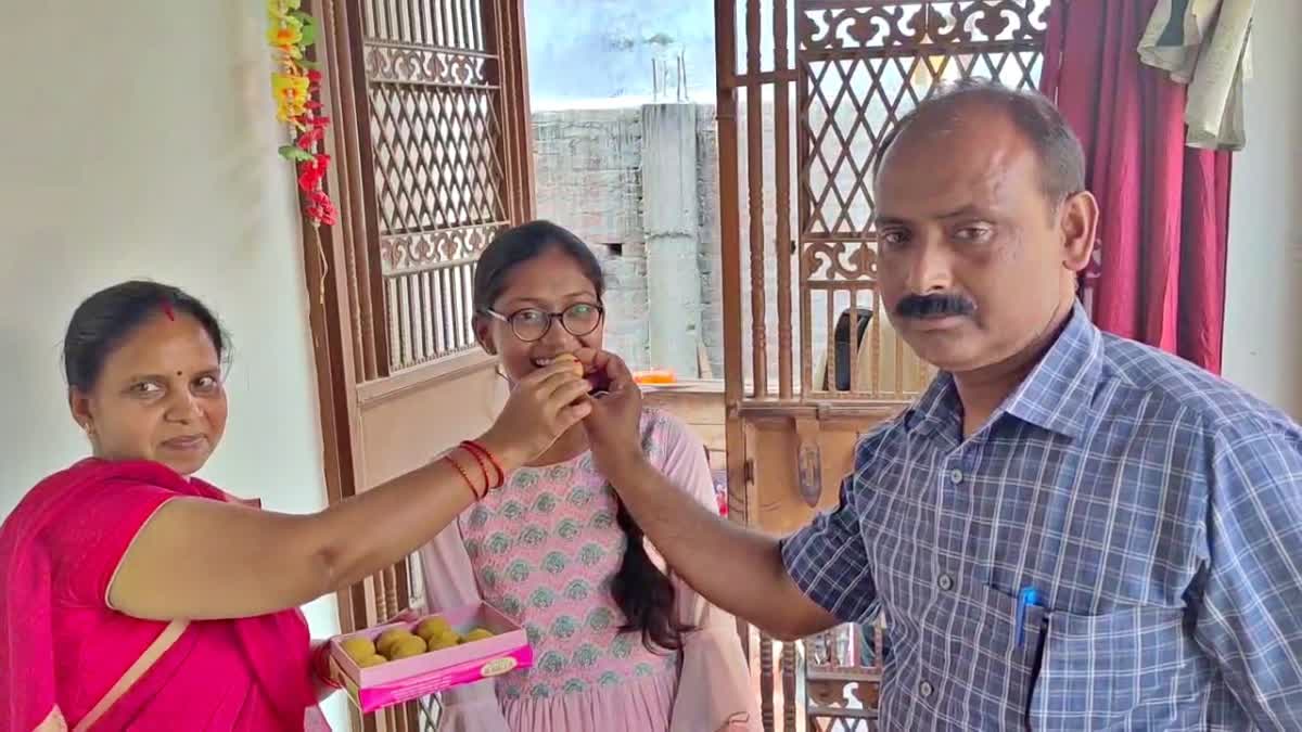 बेटियों का जलवा कायम: बेतिया की माही कुमारी शर्मा ने 484 अंक लाकर हासिल की 7वीं रैंक