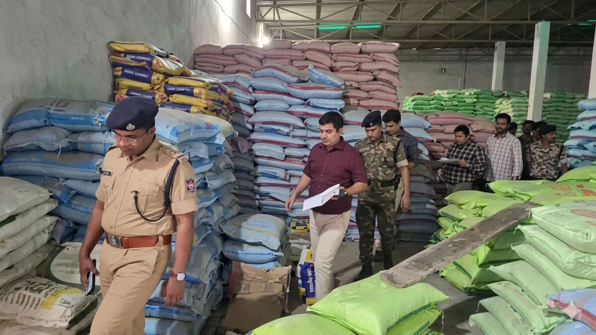 सुपौल में खाद कालाबाजारी पर सख्ती: DM सावन कुमार और SP शरथ आर एस का औचक निरीक्षण 1 सुपौल में खाद कालाबाजारी पर सख्ती: DM सावन कुमार और SP शरथ आर एस का औचक निरीक्षण