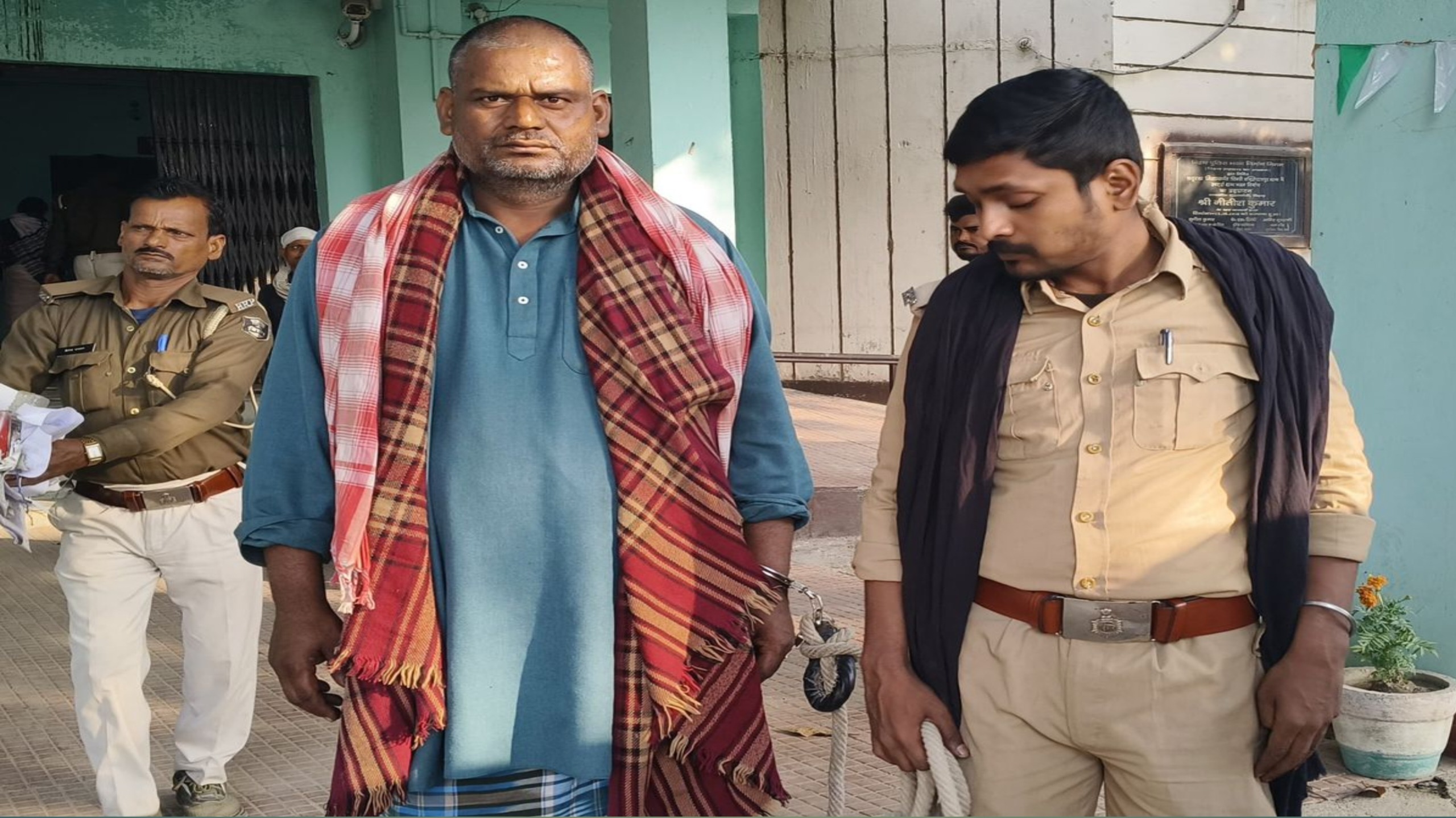 सहरसा में बंधक छुड़ाने गई पुलिस को ग्रामीणों ने दौड़ा-दौड़ाकर पीटा; पूर्व वार्ड सदस्य गिरफ्तार, छापेमारी जारी