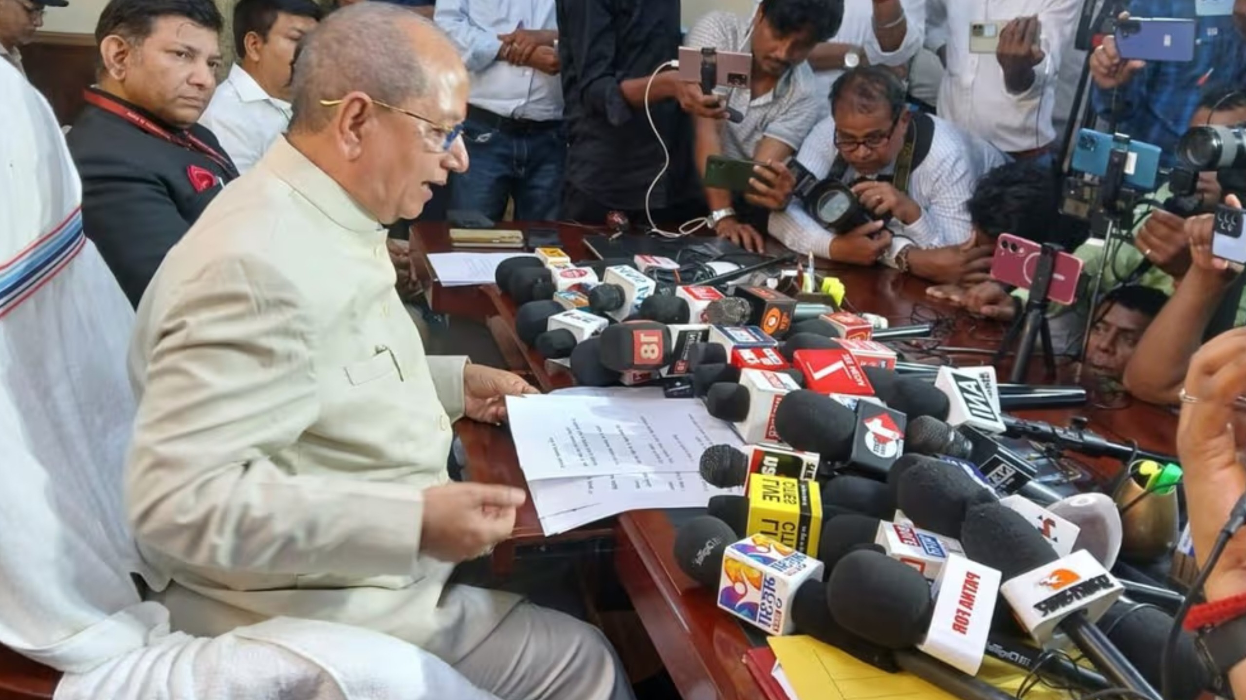 बिहार में हड़ताली अफसरों को डिप्टी सीएम विजय सिन्हा की दो टूक— ‘काम पर लौटें वरना सीधे खत्म होगी नौकरी’; भू-माफियाओं की साजिश का भी जिक्र