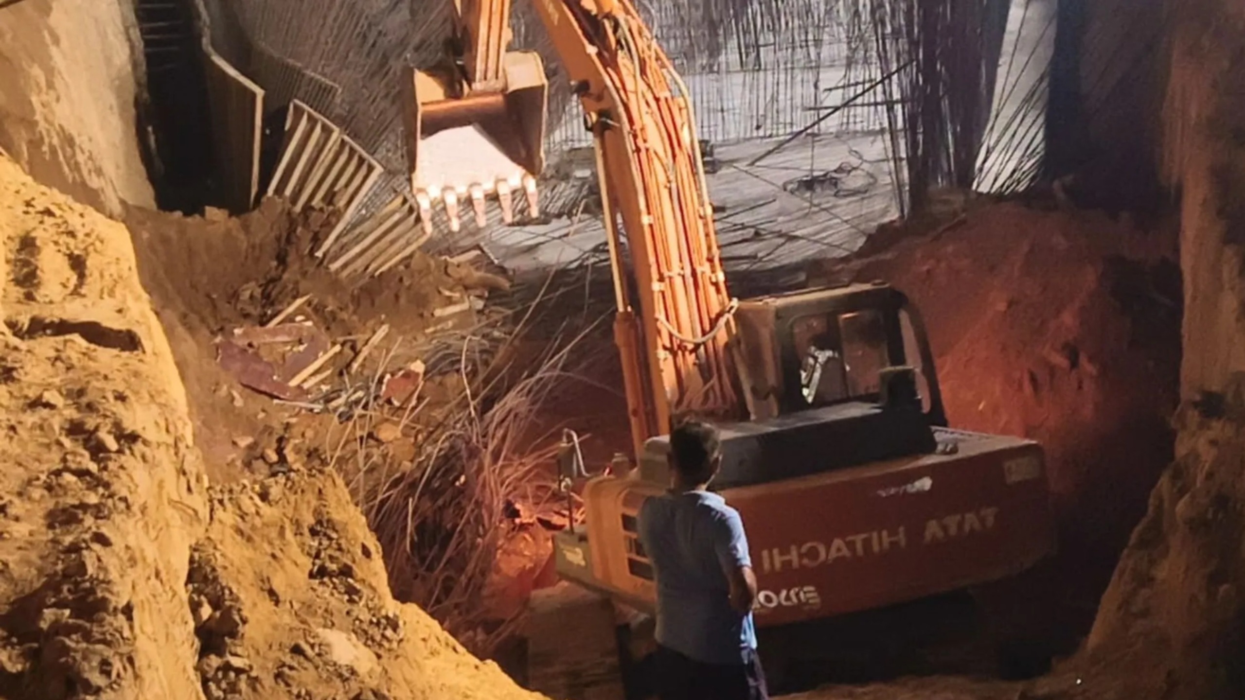 गुरुग्राम में ‘जिंदा दफन’ हुए 7 मजदूर! सिग्नेचर ग्लोबल प्रोजेक्ट में मिट्टी का पहाड़ ढहने से कोहराम; UP और नेपाल के थे श्रमिक