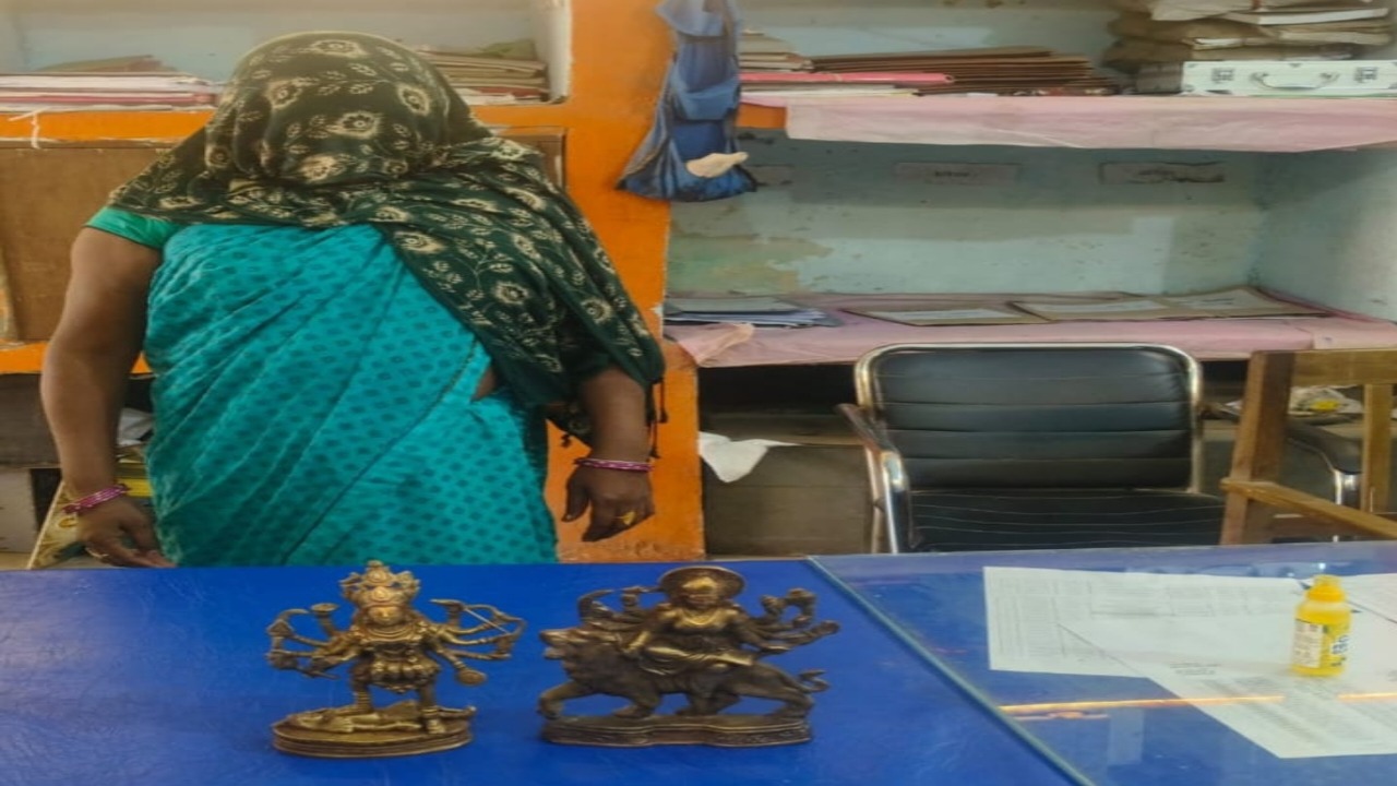 दानापुर में ‘मूर्ति चोरनी’ का खेल खत्म! छोटी देवी मंदिर से पीतल की मूर्तियां गायब करने वाली गीता देवी गिरफ्तार; CCTV ने खोल दिया राज