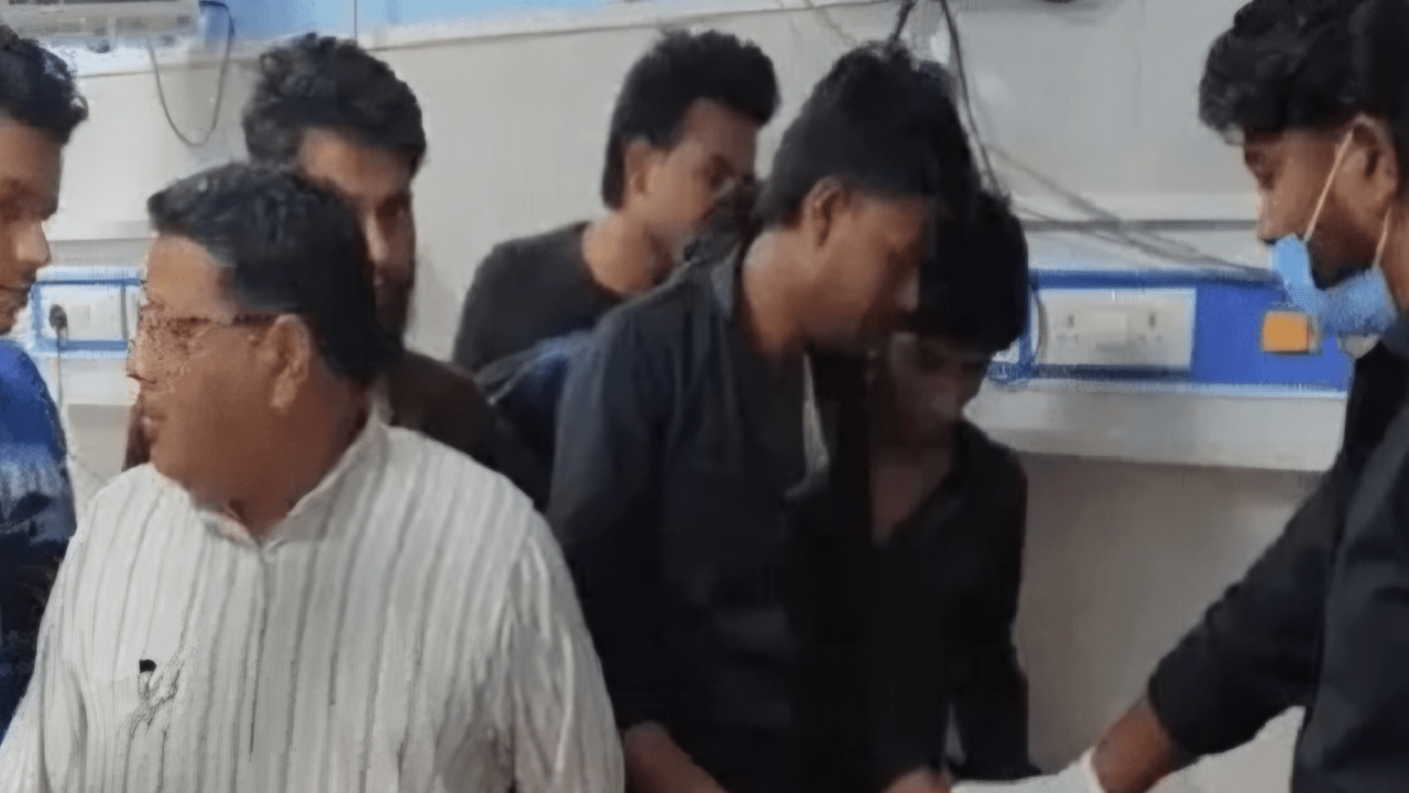 भोजपुर में ‘बारात’ की खुशियां मातम में बदली! स्कॉर्पियो की अगली सीट के लिए ‘खूनी संघर्ष’; पूर्व वार्ड पार्षद के बेटे की गर्दन पर चाकू से वार, हालत नाजुक