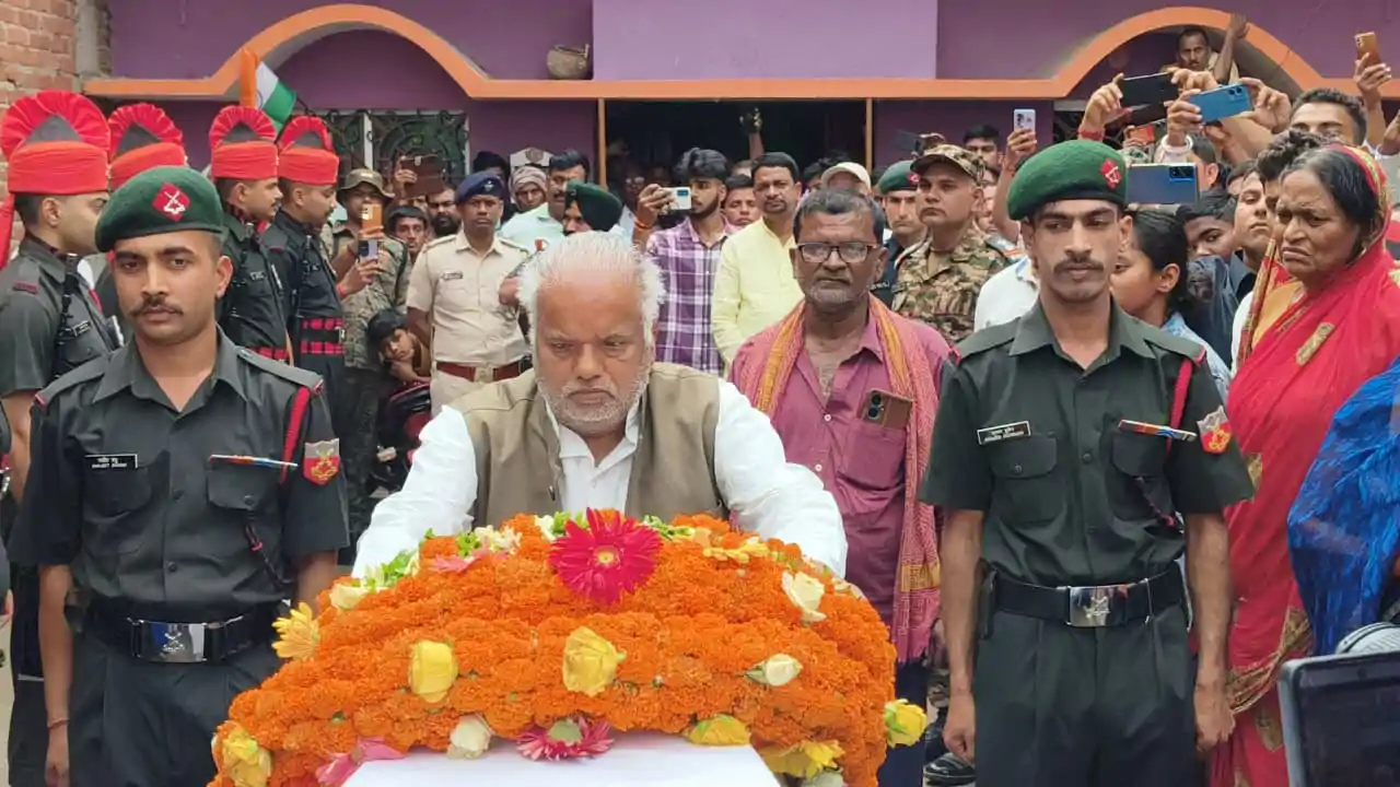 लेह में तैनात नालंदा के सूबेदार सुमन कुमार सिंह का निधन, पूरे गांव ने नम आंखों से दी अंतिम विदाई