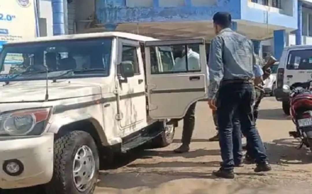 सरायकेला में ACB की बड़ी कार्रवाई: 5 लाख घूस लेते सरकारी कर्मी और दलाल रंगे हाथ गिरफ्तार