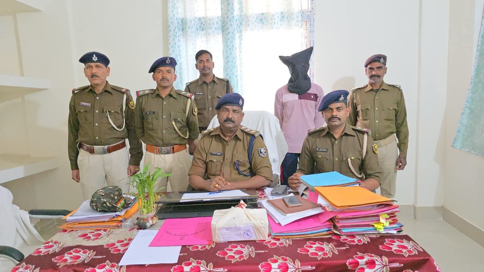 ललमटिया में महिला को दी गाली, बेटों पर बरसाए पत्थर; कट्टे के साथ पुलिस ने दबोचा