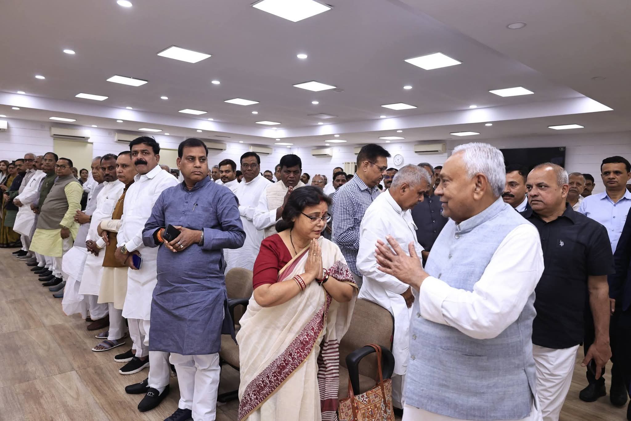 “चिंता मत करिए, मैं कहीं नहीं जा रहा!” JDU सांसदों-विधायकों से बोले नीतीश कुमार; दिल्ली में रहकर भी पटना पर रहेगी ‘कमान’