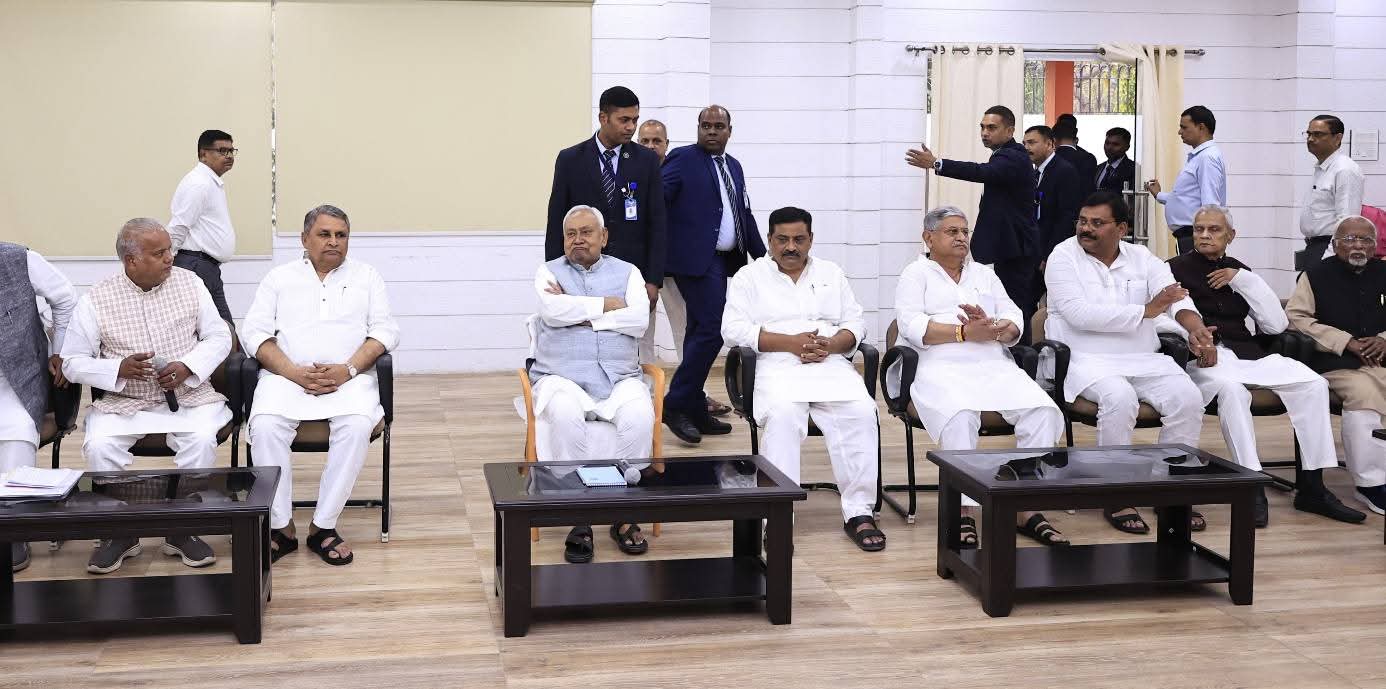 “सिर्फ रोल बदल रहा है, इरादे वही रहेंगे!” भावुक हुए JDU विधायक, छलके आंसू; नीतीश ने कहा—दिल्ली से भी रखूँगा बिहार पर नजर