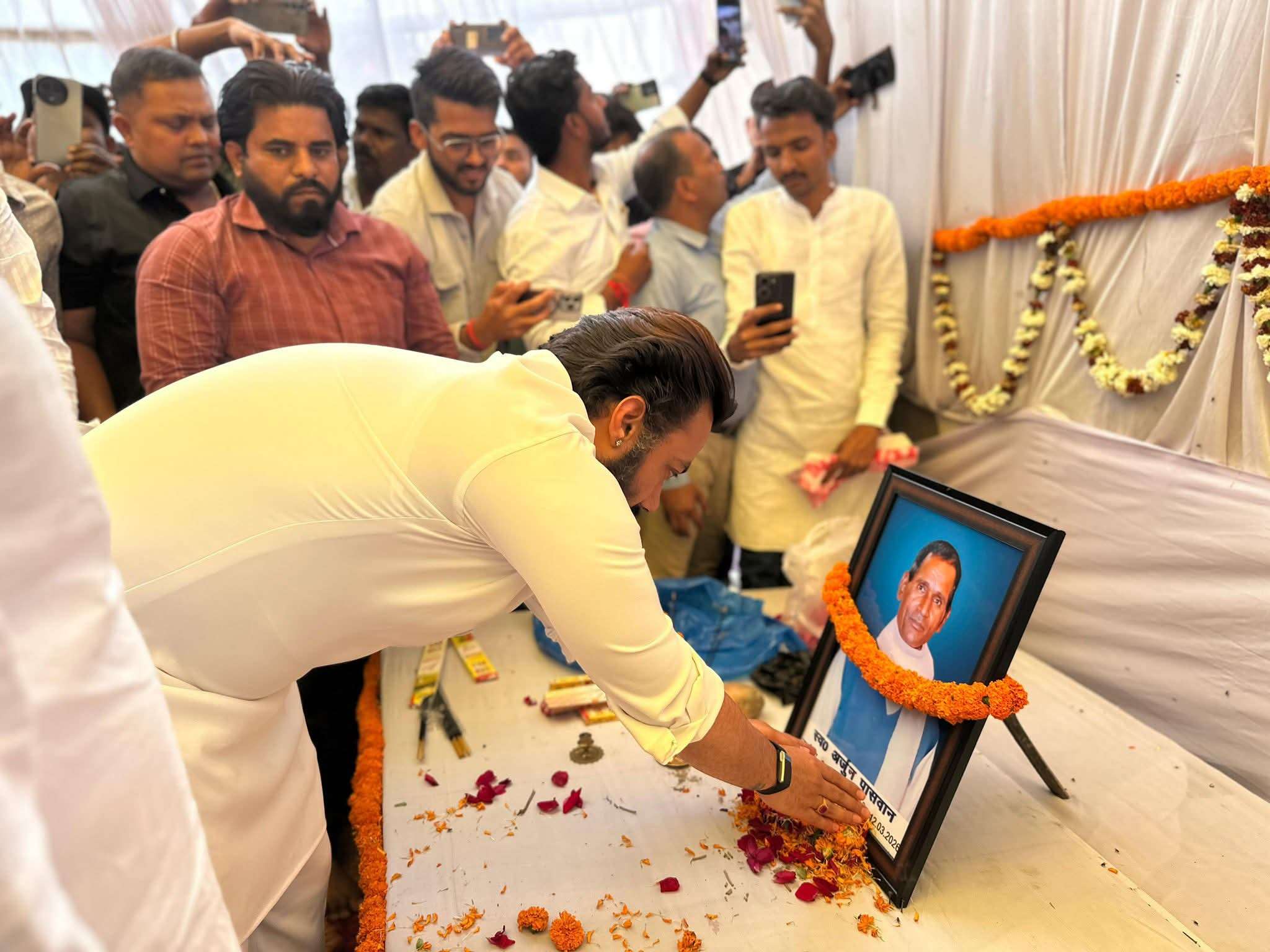 केंद्रीय मंत्री चिराग पासवान ने खगड़िया में दिवंगत चाचा अर्जुन पासवान को दी भावभीनी श्रद्धांजलि