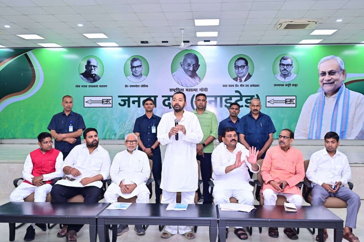 बिहार की सियासत में 'निशांत' उदय! मुख्यमंत्री के पुत्र अब खुद सुनेंगे जनता की फरियाद; जदयू कार्यालय में संभाली कमान, तिरहुत से शुरू होगा जनसुनवाई का महाअभियान 1 बिहार की सियासत में 'निशांत' उदय! मुख्यमंत्री के पुत्र अब खुद सुनेंगे जनता की फरियाद; जदयू कार्यालय में संभाली कमान, तिरहुत से शुरू होगा जनसुनवाई का महाअभियान