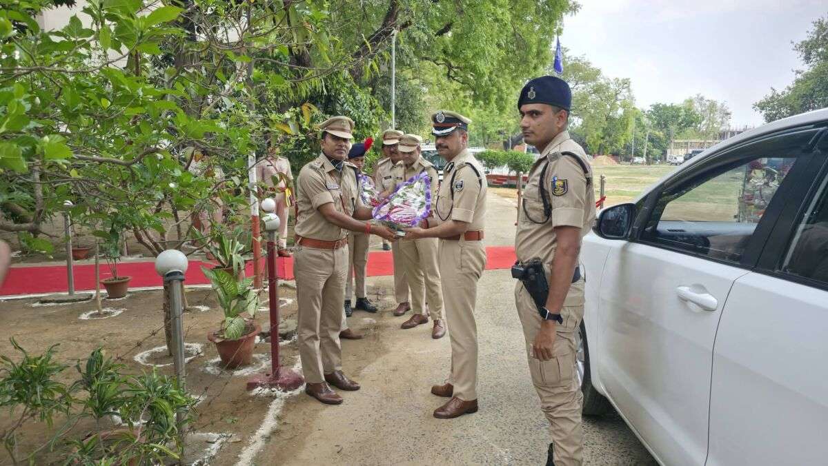 पुलिस महकमे में वार्षिक 'शुद्धिकरण' अभियान; आईजी विवेक कुमार ने रक्षित कार्यालय की फाइलों को खंगाला, काम में लापरवाही देख प्रभारियों की लगाई क्लास 1 पुलिस महकमे में वार्षिक 'शुद्धिकरण' अभियान; आईजी विवेक कुमार ने रक्षित कार्यालय की फाइलों को खंगाला, काम में लापरवाही देख प्रभारियों की लगाई क्लास