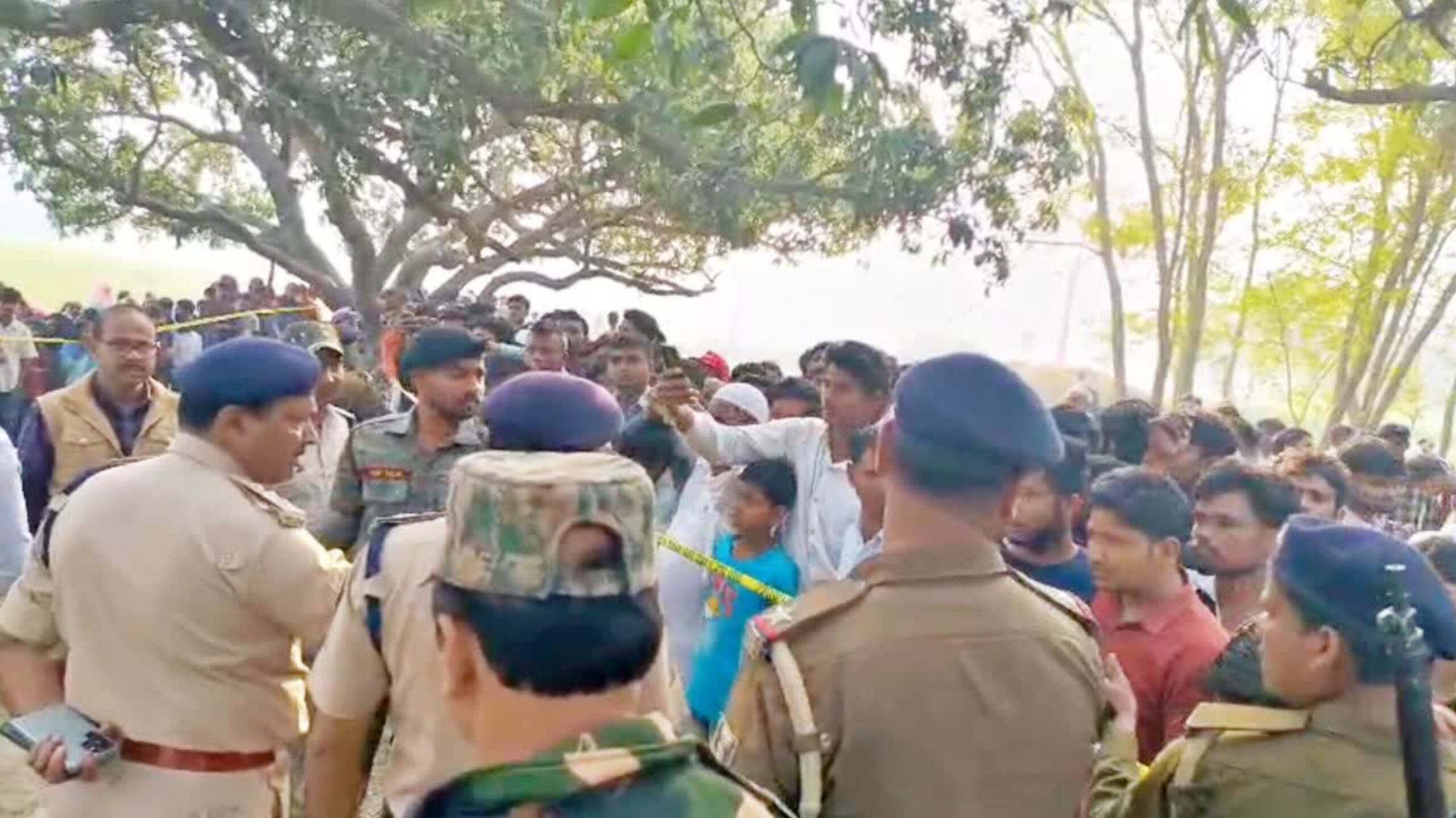 बिहार में दिल दहला देने वाली घटना: पेड़ से लटके मिले किशोर-किशोरी के शव, इलाके में सनसनी