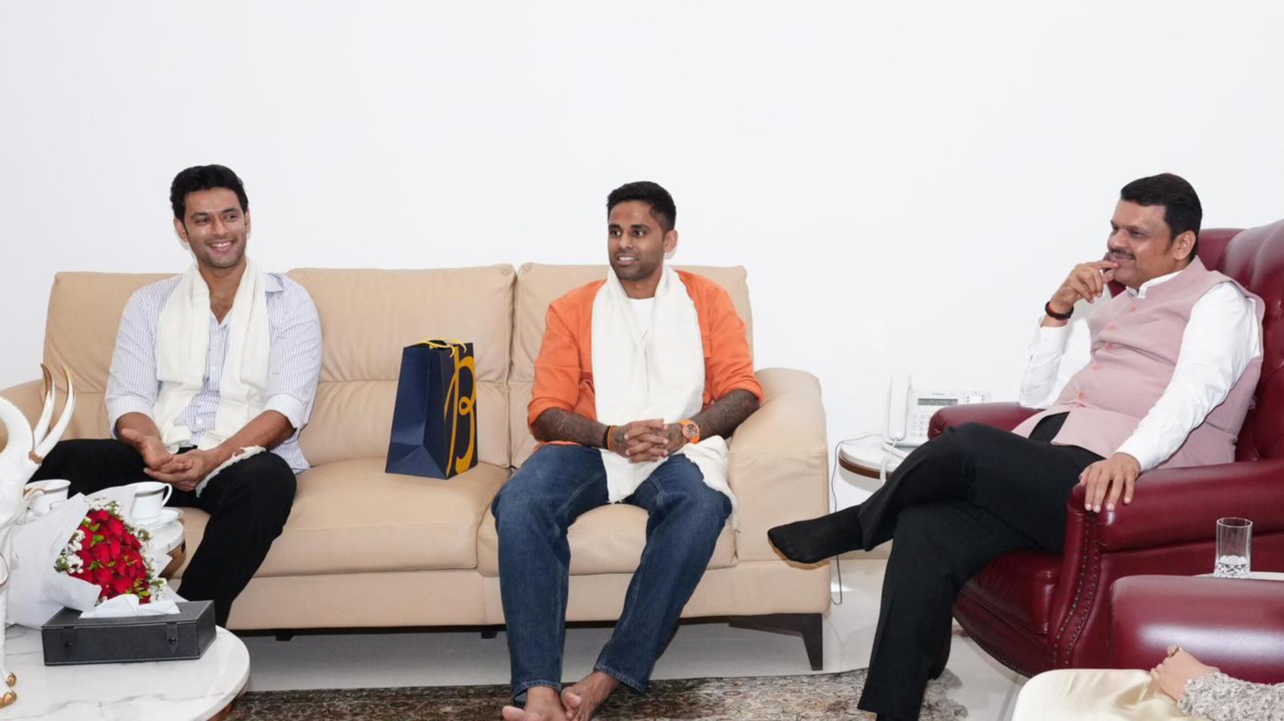 टी20 वर्ल्ड कप 2026: मुंबई में भारतीय टीम की जीत का जश्न, सीएम देवेंद्र फडणवीस ने सूर्यकुमार यादव और शिवम दुबे को किया सम्मानित