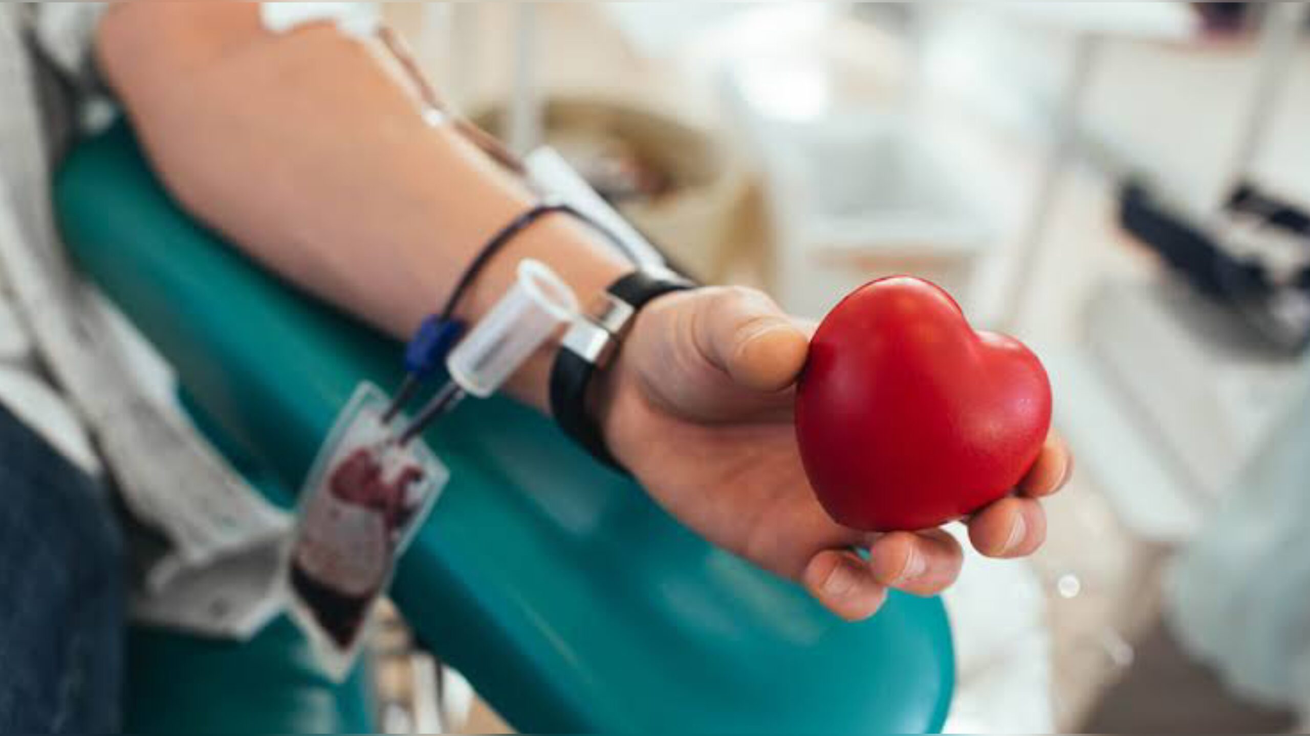 ट्रांसजेंडर्स, सेक्स वर्कर्स और समलैंगिक पुरुषों के रक्तदान पर रोक क्यों? केंद्र सरकार ने सुप्रीम कोर्ट में दिया जवाब