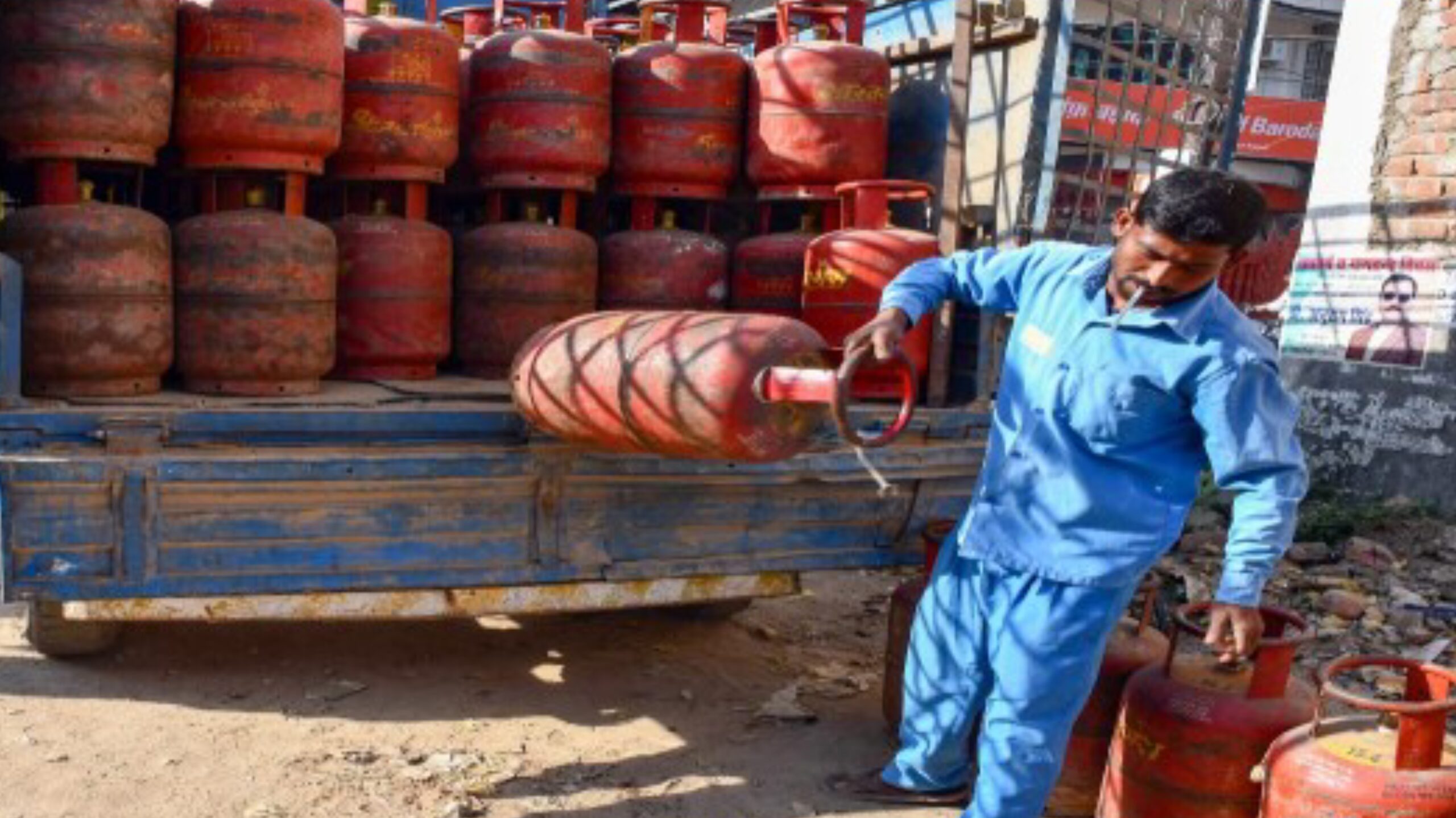 पश्चिम एशिया तनाव के बीच सरकार का आश्वासन: देश में पेट्रोल, डीजल और LPG की पर्याप्त उपलब्धता, घबराकर खरीदारी न करें