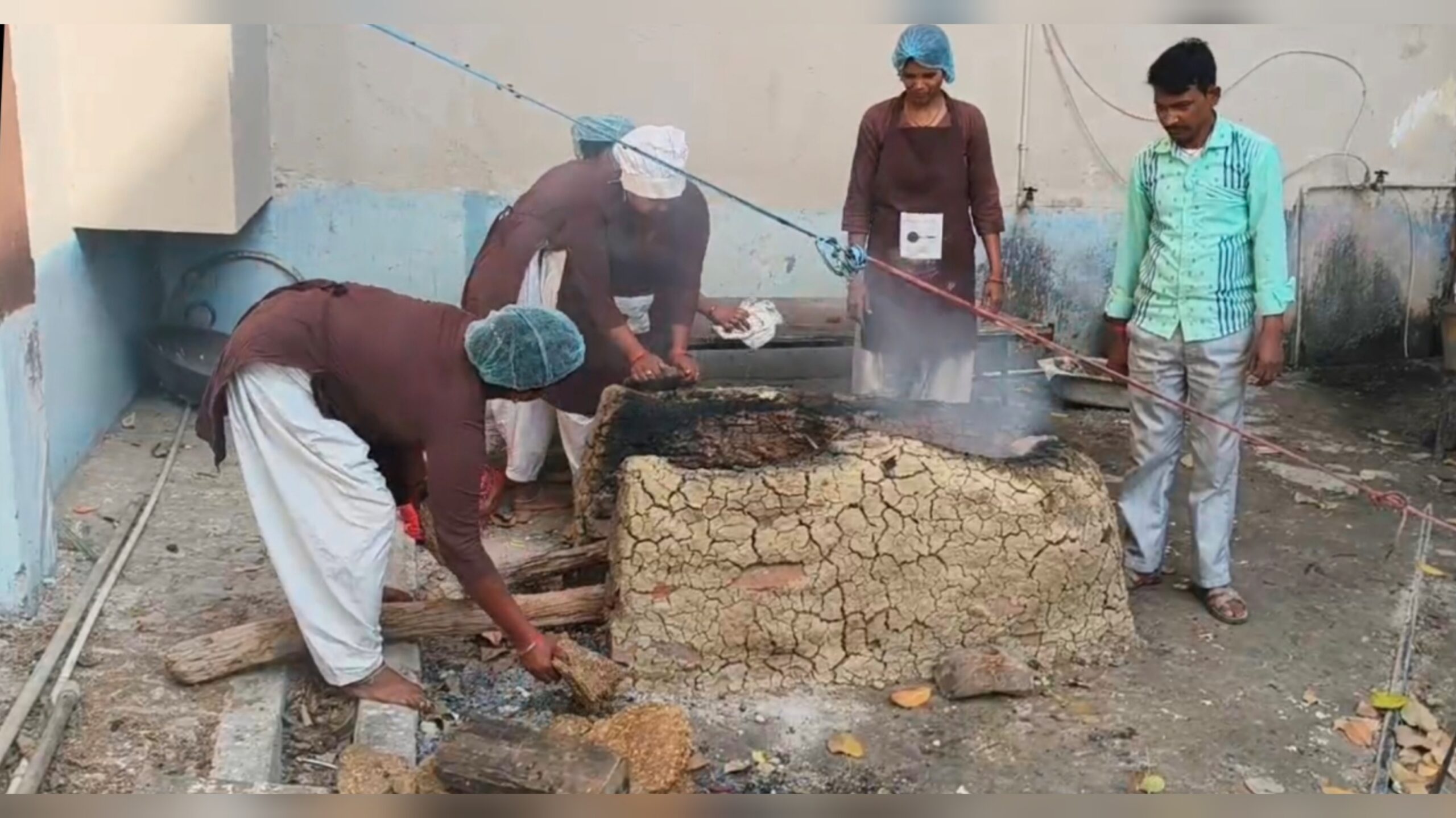 कैमूर पुलिस लाइन में गैस संकट: 150 जवानों का खाना तीन दिन से लकड़ी और उपले के चूल्हे पर तैयार